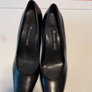 Etienne Aigner 7.5 NARROW  Black Leather Pump with Cap Toes